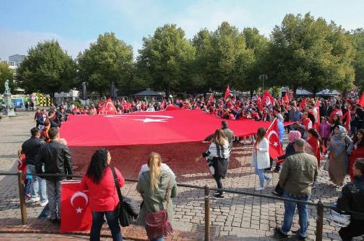 <p>12 Eylül Cumartesi günü saat 11.30'da 650 kişilik bir grup Steintor Meydanı'nda PKK'yı protesto etmek için toplandı.<br />
 </p>
