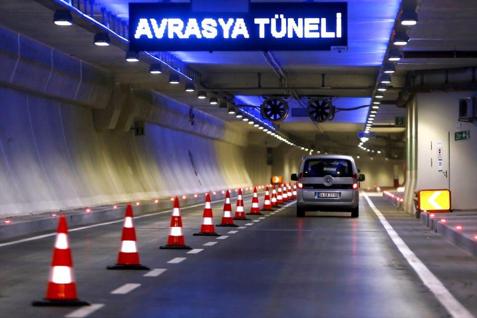 <p>Cumhurbaşkanı Recep Tayyip Erdoğan tarafından hizmete açılan Avrasya Tüneli'nden araç geçişleri başladı.</p>
