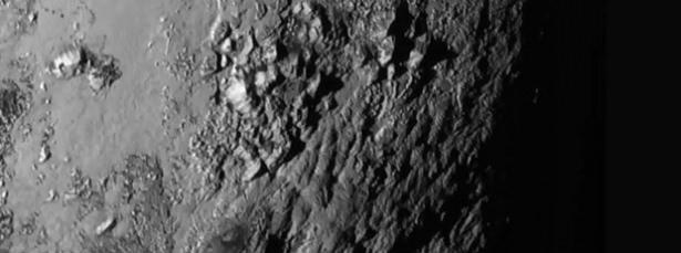 <p>Amerikan Havacılık ve Uzay Dairesi'nin (NASA) uzay aracı "New Horizons"ın (Yeni Ufuklar), "gizemli gezegen" olarak bilinen Plüton'a gerçekleştirdiği en yakın uçuşu sırasında çektiği fotoğraflar, cüce gezegende jeolojik hareketliliğin olduğunu gösteriyor.</p>
