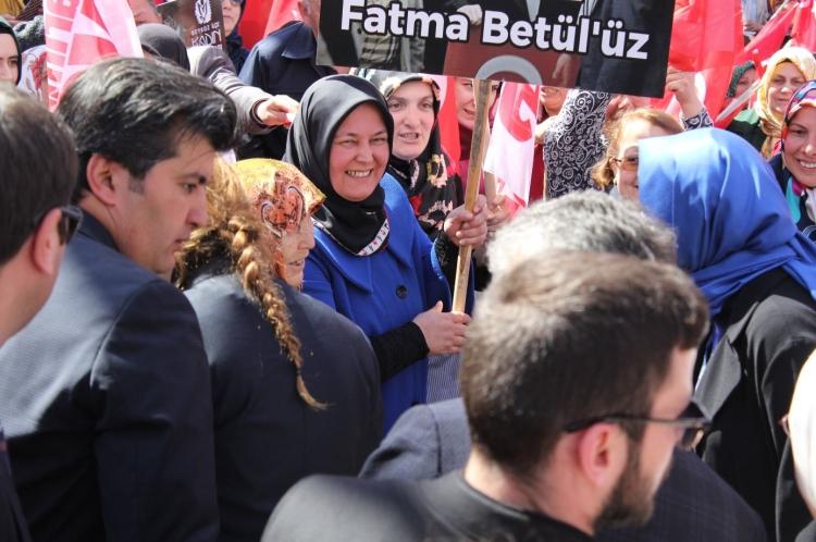 <p>Bakan Kaya'nın gelmesini 1 saatten fazla güneş altında bekleyen teyze, Bakanın güler yüzü ile karşılaşınca gözleri doldu.</p>
