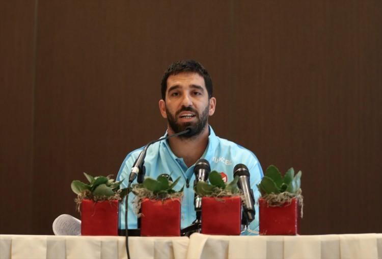 <p>Arda bugün bir seyahat gerçekleştirecek. Umre'ye gidecek. Oradan döndükten sonra her şeyi çıkıp anlatması lazım.</p>