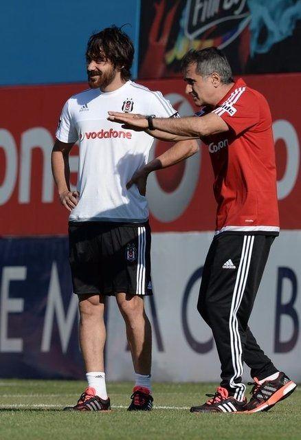 <p>Omuzundan yeni bir operasyon geçiren Veli'nin iyileşme sürecine dair tüm sonuçlar önümüzdeki hafta açıklanacak. Eğer Veli'nin sahalara dönmesi 1-1.5 ayı bulursa orta saha transferinden vazgeçmeyi düşünen yönetim, süreç 3 ay ve daha fazla uzadığı takdirde de orta saha takviyesini hemen yapacak</p>

<p> </p>
