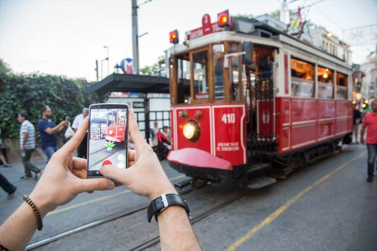 <p>Başlangıçta ABD, Avustralya ve Yeni Zelanda'daki akıllı telefon kullanıcıların beğenisine sunulan uygulama, Türkiye mağazasında resmi olarak yer almıyor. </p>
