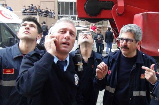 <p>Samet A., kendisini ikna etmek isteyen polislerin ezan okunduğu sırada "İnancın varsa atlama, bak ezan okunuyor" demesi üzerine intihardan vazgeçti.</p>