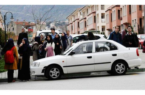 <p>Olay yerinin yakınında bulunan bir okulun öğrencileri ise cep telefonlarıyla olay anını görüntüledi.</p>