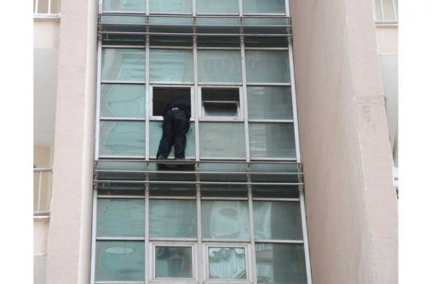 <p>Samet A., daha sonra Muradiye Devlet Hastanesi'ne götürüldü.</p>
