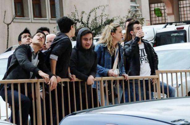 <p> Polis tarafından intihardan vazgeçirilen Samet A. ambulansa götürülürken öğrenciler tarafından alkışlandı.</p>