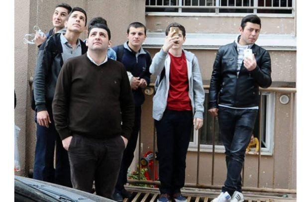 <p>Okuldan çıkan Bursa Cem Sultan Lisesi öğrencileri de intihara teşebbüsü meraklı gözlerle izledi. </p>