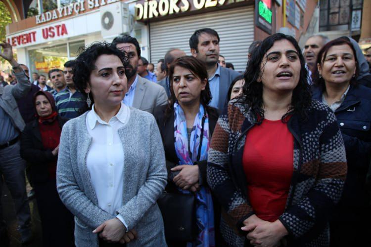 <p>HDP Eş Genel Başkanı Figen Yüksekdağ, belediye binasının karşısında yaptığı açıklamada, Kışanak ve Anlı'nın gözaltına alınmasına tepki göstererek, "İddia edilen, isnat edilen suçların hiçbirinin bizim hükmümüzde, hiçbir demokratik zeminde karşılığı, inandırıcılığı yoktur." ifadelerini kullandı.</p>