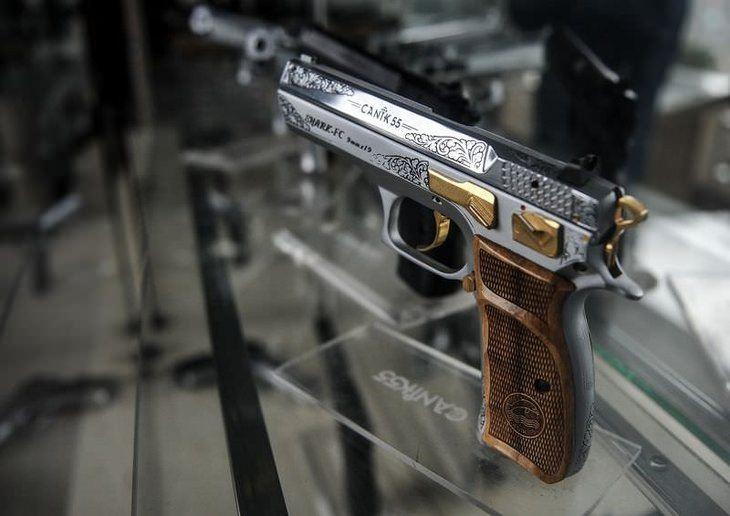 <p>Tüm TP Serisi silahlarda olduğu gibi; Mec-Gar marka şarjörlerin yanı sıra, taşıma kılıfı ve mermi basma aparatı paket içerisinde standart aksesuarlar olarak sunulmaktadır.</p>
