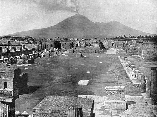 POMPEİİ-  Romalıların şehri Pompeii, MS 79 yılında patlayan Vezüv Yanardağı nedeniyle, yaklaşık 15 metre külün ve taşın altına gömüldü Zamanında 20000 insanın yaşadığı ve zenginlerin tatil için uğrak noktası olduğu tahmin edilen Pompeii, 1748 yılında Napoli Kralı için inşa edilen saray sırasında bir işçi tarafından keşfedildi O zamandan beri, Pompeii arkeologların kazı çalışmalarının baş sehri konumuna gelmiştir Şehri yerle bir eden Vezüv yanardağı aynı zamanda, şehrin yapılarını ve o anki durumunu bugüne kadar korumuştur Yapılan çalışmalar sayesinde, Romalıların yaşantısına ışık tutulmuştur. 