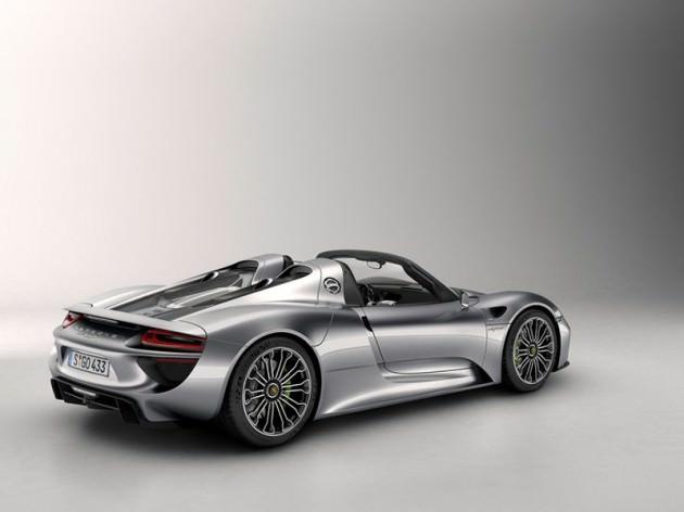 İki yıl önce konsept olarak tanıtılan hibrit teknolojili Porsche 918, vergiler hariç fiyatı 850 bin dolar. 4.6 lt hacimli 600 HP'lik V8 benzinli motorla donatılan 918, 287 HP'lik elektrikli motorlar sayesinde toplamda 887 HP'lik bir güç değerine ulaşabiliyor.