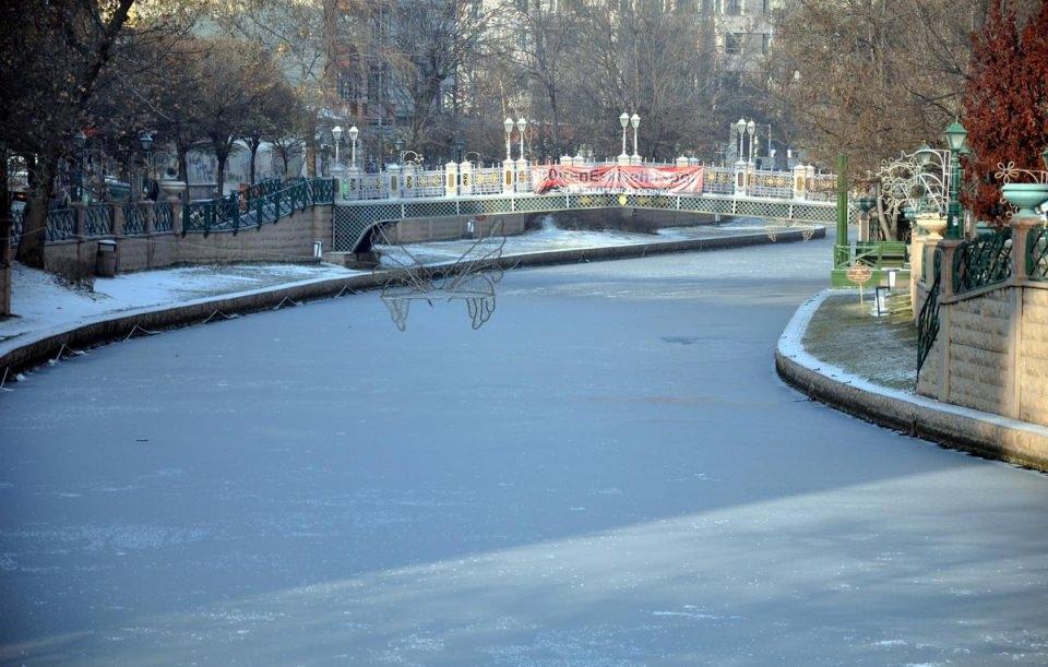 <p>Eskişehir'de etkili soğuk hava nedeniyle kent merkezinden geçen Porsuk Çayı buz tuttu.</p>

