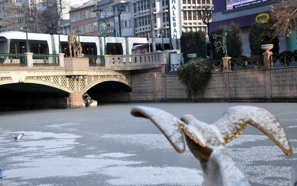 <p>Kentte yaklaşık 10 gündür etkili olan soğuk hava, yaşamı olumsuz etkiliyor.</p>

<p> </p>
