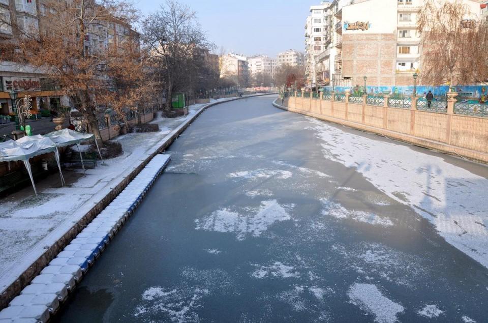 <p>Hava sıcaklığının, sıfırın altında olmak üzere gece 16, gündüz 9 derece ölçüldüğü Eskişehir'deki Porsuk Çayı'nda buz tabakaları oluştu. Çayın donduğunu gören bazı vatandaşlar, fotoğraf çektirdi.</p>
<p> </p>