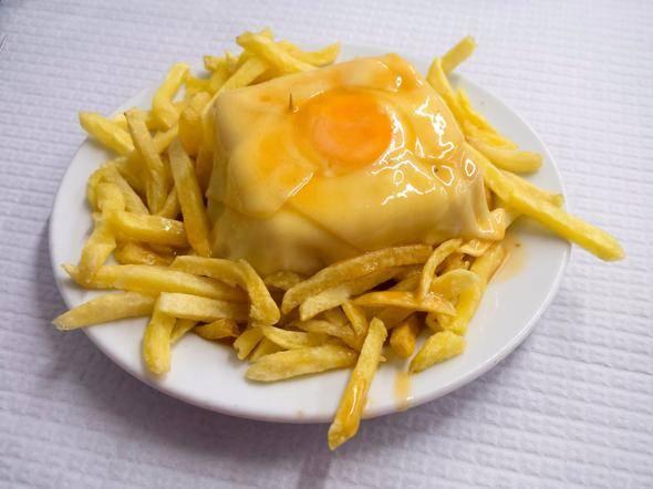 <p>Oldukça lezzetli ve doyurucu bir yemek olan bu yemek, patates kızartması ile servis ediliyor.</p>
