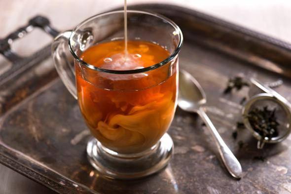 <p><strong>Cha com Leite</strong></p>

<p>Sütlü çay olarak da bilinen bu içecek<strong> bal, Hindistan cevizi, yeşil çay ve siyah çayın </strong>karıştırılarak demlenmesi ve süt ilave edilmesiyle servis ediliyor. </p>

<p> </p>
