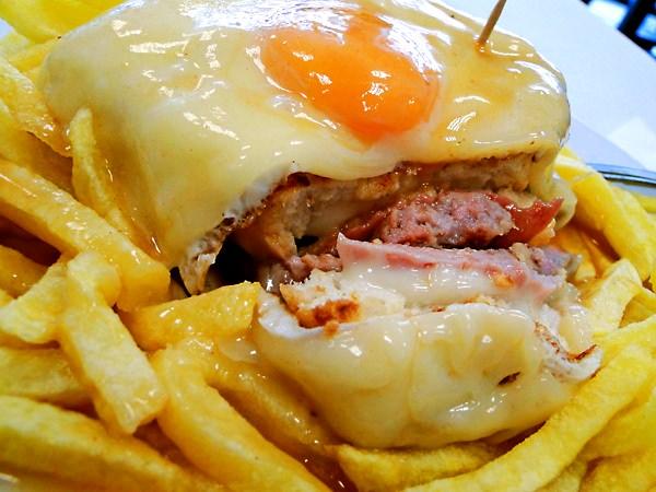 <p>En ünlü et yemeklerinden biri ise Francesinha. </p>