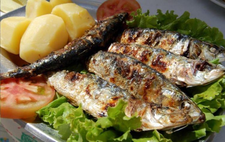 <p><strong>Sardinhas Assadas</strong></p>
<p>Portekiz’in en klasik lezzetlerinden biri olan Sardinhas Assadas, Türklerin damağına da çok uygun bir yemek. </p>