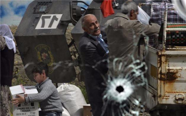 <p>Kışla Mahallesi'nde yaşayan ve terör saldırılarına daha fazla dayanamayan 17 kişilik 3 ailenin, yardım talebinde bulunması üzerine güvenlik güçleri harekete geçti.</p>
<p> </p>
<p> </p>