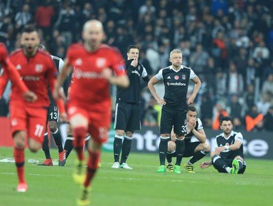 <p>Le Monde'da da, "Zorlu ve çılgın geçen akşamın sonunda Lyon turu atlayan takım oldu. Lyon, Beşiktaş'a karşı mücadele etmek zorundaydı" denildi.</p>
