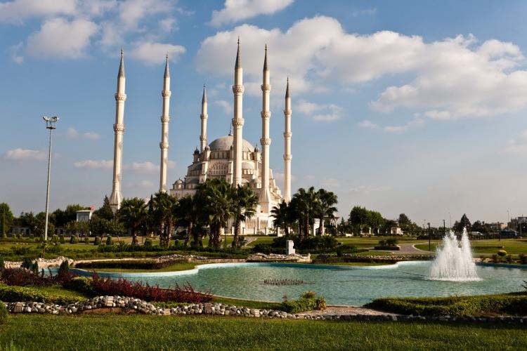 <p>12 - Sabancı Merkez Cami / Adana 1998 yılında ibadete açılan cami, Adana'nın Reşatbey semtinde yer alır. Merkez Park'ın güneyinde ve Seyhan Nehri'nin batı kıyısında bu yapı yüksek minareleriyle uzaktan görünüyor olması nedeniyle, şehrin adeta sembolü haline gelmiştir.</p>