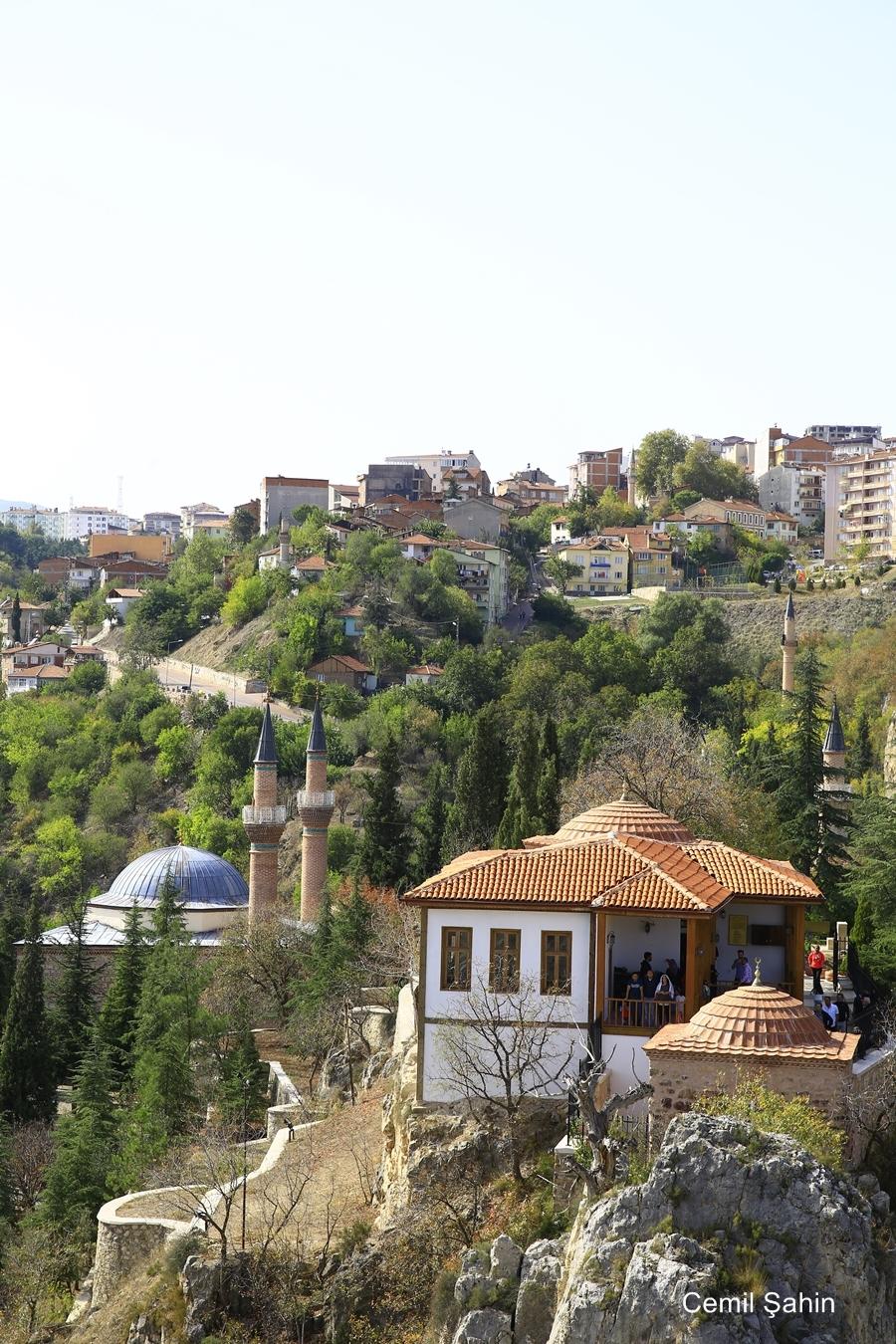 <p>Şeyh Edebali, Osmanlı beyliği kurulduktan sonra da beyliğin ilk kadısı olmuş ve epey bir süre Bilecik’te ikamet etmiştir. Uzun bir ömür süren Şeyh, damadı Osman Gazi’den birkaç ay kadar önce ölmüş ve bugün mezarının bulunduğu mevkiye defnedilmiştir. Torunu Orhan Gazi’nin, dedesi Edebali ve annesi Malhun Hatun’un gömüldükleri yeri zamanla üzeri kapalı bir türbeye dönüştürdüğü biliniyor. Bu türbelere yapılan eklemelerle mekân, kısa bir süre sonra zaviyeye dönüşecektir. Zaviye-türbe tarihsel süreç içinde pek çok kez tamir gördüyse de en kapsamlı onarımı Sultan İkinci Abdülhamid gerçekleştirecektir. Zaviyeyi ziyaret edenler bu onarımın bir planını “hayat” denilen zaviyenin giriş kısmındaki bölümde görebilirler. Zaviye; türbe, mescid-tevhidhane ve şeyh dairesinden müteşekkildir ve günümüzde son derece bakımlı bir haldedir. Şeyh Edebali’nin türbesinde ise hemen hepsi kendi akrabasından olan kişilerin son istirahatlerine çekildiği on bir adet ahşap sanduka ve mezar vardır. Şeyhin kızı Malhun Hatun ise ilginçtir ki buraya gömülmemiştir. Zaviyedeki işaret levhalarını takip ederseniz, onun da merdivenlerle inilen ayrı bir mekâna defnedildiğini görebilirsiniz. Zaviyede pek çok yere konan ve Ertuğrul Gazi’nin oğlu Osman Gazi’ye vasiyeti niteliğindeki şu sözler de ayrıca dikkat çekiyor: “Bak Oğul! Beni kır Şeyh Edebali’yi kırma. O bizim boyumuzun ışığıdır. Terazisi dirhem şaşmaz. Bana karşı gelirsen üzülür incinirim, ona karşı gelirsen gözlerim sana bakmaz, baksa da görmez olur. Sözümüz Edebali için değil, senceğiz içindir, bu dediklerimi vasiyet say"</p>
