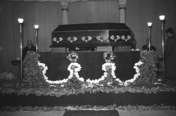 <p>Mustafa Kemal Atatürk'ün 15 yıl boyunca Etnografya Müzesi'ndeki geçici kabirde kalan cenazesi, 10 Kasım 1953 günü Anıtkabir'e nakledildi. Anadolu Ajansı, fotoğraf arşivinden derlenen karelerle Mustafa Kemal Atatürk’ün cenazesinin Etnografya Müzesi’nden Anıtkabir'e yolculuğunu anlattı. Atatürk'ün naaşı Anıtkabir'e nakli töreni öncesi Etnografya Müzesi'nde ki katafalkta görülüyor.</p>
