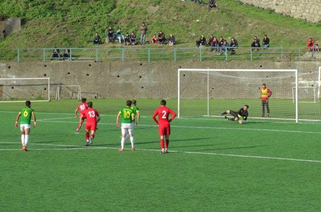 <p>Bölgesel Amatör Lig'de Ereğli Belediyespor ile Akçakocaspor karşılaşmasında hakem kararı, futbolcular ve izleyenleri şaşkına çevirdi. </p>