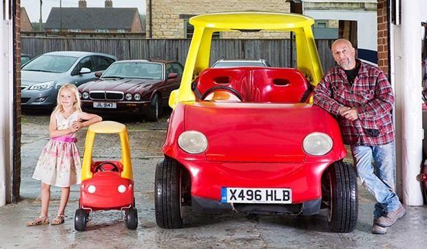 <p>Jonn Bitmead isimli araba tamircisi, klasik haline gelmiş çocuk arabası olan Cozy Coupe'un yetişkinler için olan versiyonunu üretti. Bu araba en büyük oyuncak araba olarak rekorlar kitabına girdi.</p>