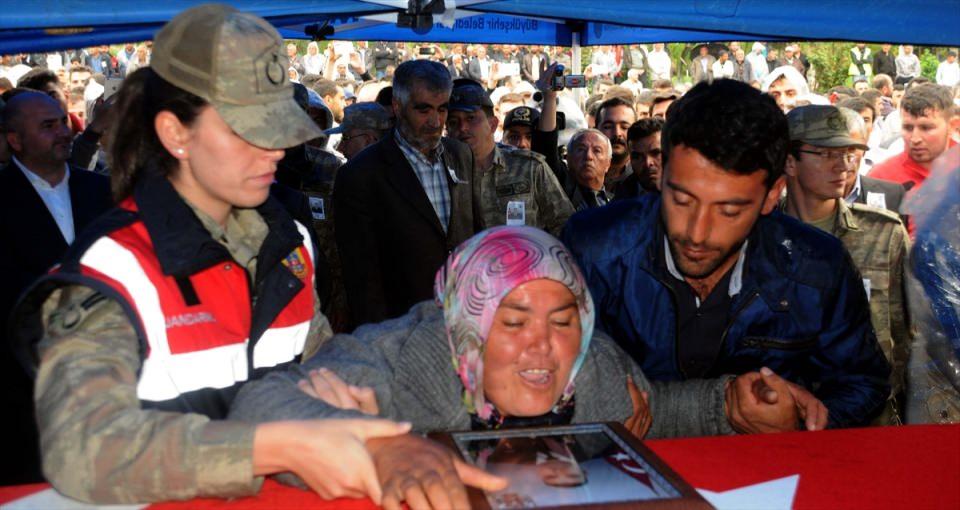 <p>Çetinkaya'nın cenazesi, Afşin Devlet Hastanesi morgundan alınarak, helallik alınmak için Tanır Mahallesi'ndeki baba evine getirildi. </p>