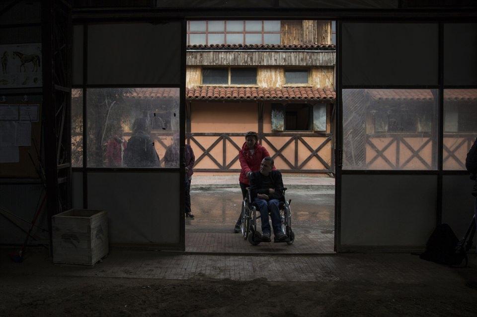 <p>Başkent Binicilik Kulübünde antrenman, beslenme ve bakımları özel programlar dahilinde yapılarak engel atlama yarışlarına hazırlanan atlar, engelli çocukların beceri kazanmalarında yardımcı olarak kullanılıyor. Çocuklar, kulüpte sosyal proje kapsamında atlara bindiriliyor.</p>