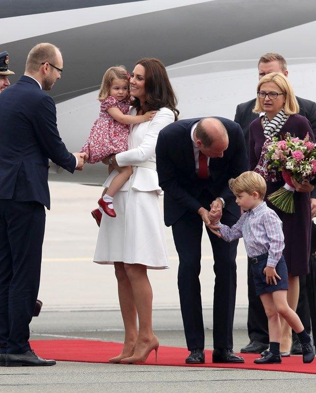 <p>Uçaktan indikten sonra kendilerini bekleyenleri selamlayan kraliyet ailesi <strong>Prens George’u</strong> ikna etmekte güçlük çekti.</p>