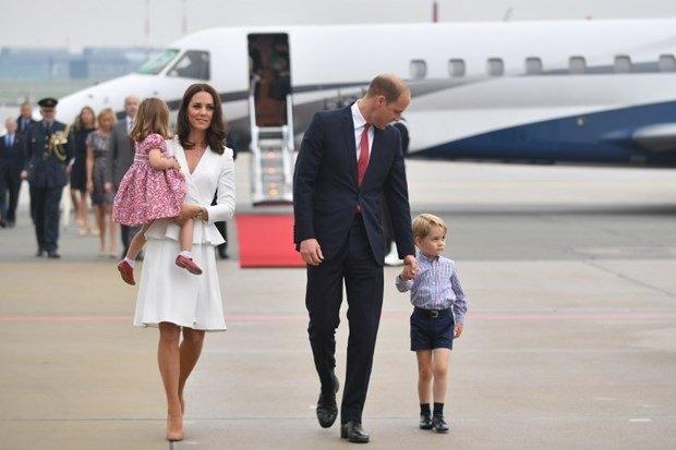 <p><strong>Kate Middleton'ın</strong> kucağında olan <strong>küçük prenses</strong> etraftakilere el sallayıp gülümsedi.</p>
<p> </p>