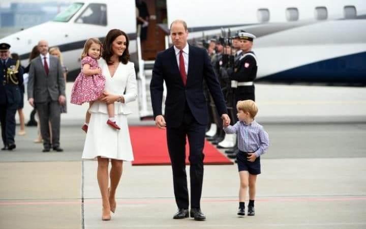 <p>Cambridge Düşesi<strong> Kate Middleton </strong>ile <strong>Prens William</strong>'ın çocukları<strong> Prens George ve Prenses Charlotte</strong> ile birlikte beş günlük Polonya ve Almanya gezisine çıktı.</p>
