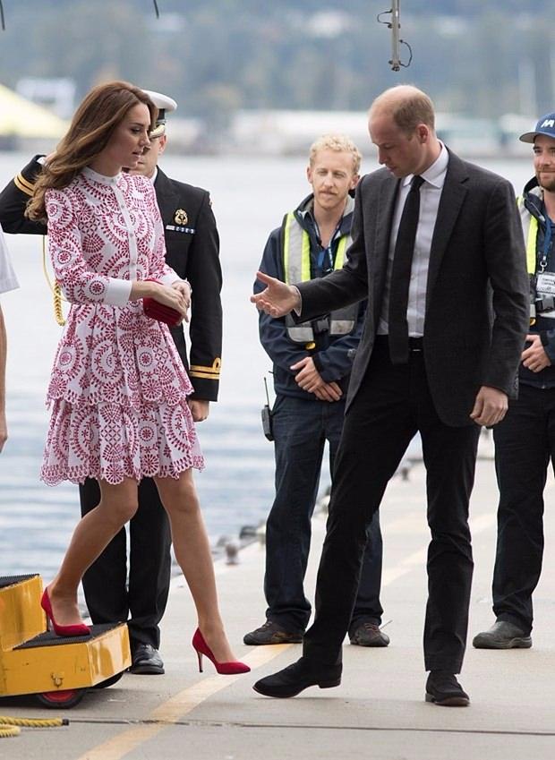 <p>İngiltere Prensesi Kate Middleton, Kanada gezisinin ilk gününde giydiği kendisine özel olarak tasarlanan 15 bin liralık elbisesiyle dikkat çekti.</p>
