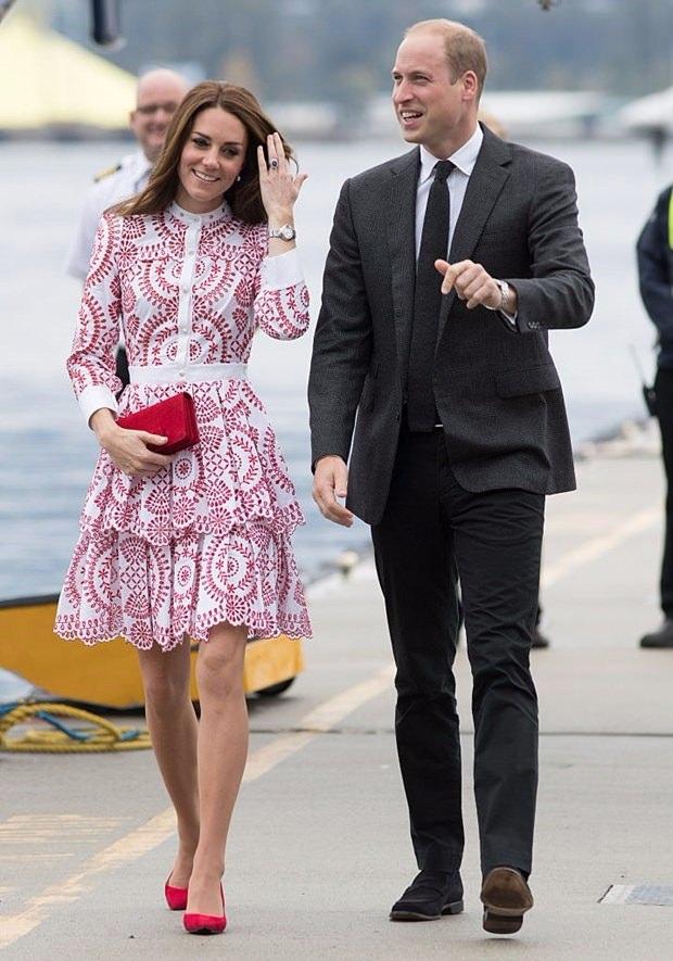 <p>Kanada kıyafeti</p>

<p>Eşi Prens William ve iki çocuğuyla birlikte Kanada seyahatine çıkan İngiltere Prensesi Kate Middleton, ilk günkü  temaslarında tercih ettiği kıyafetiyle çok konuşuldu.</p>
