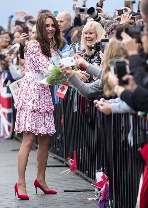 <p>Herkes onu konuştu</p>

<p>Vancouver gezisinde giydiği kıyafetle dikkat çeken prenses, sosyal medya kullanıcıları tarafından da mercek altına alındı.</p>
