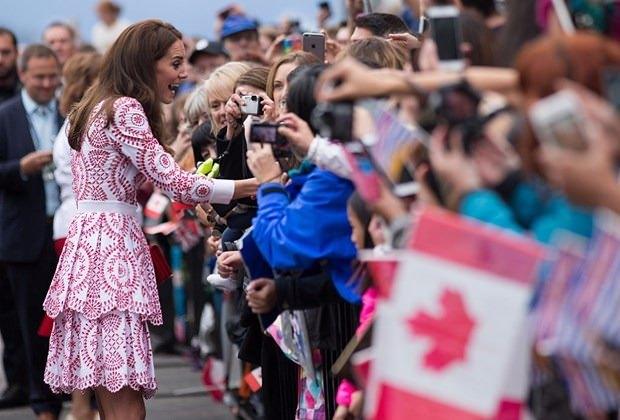 <p>İlk gün İngiliz seçimi</p>

<p>Kanada’ya yaptığı sekiz günlük ziyaret boyunca, 34 yaşındaki Cambridge Düşesi’nin, Kanadalı tasarımcıların imzasını taşıyan kıyafetlerle de boy göstermesi beklenirken,</p>
