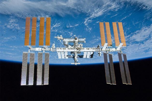 <p><span style="color: #ffff00;"><strong>Uluslararası Uzay İstasyonu:</strong></span> Dünyanın yörüngesinde bulunan insan yapımı en büyük başyapıt olan istasyon temel olarak ikamet edilebilen bir bölüm, bilim modülleri, harici destekler ve güç üreten güneş panellerinden oluşuyor. Uluslararası Uzay İstasyonu, Amerikan Özgürlük İstasyonu ve Sovyet/Rusya Mir İstasyonu gibi iki eski uzay istasyonunun birleşmesinden meydana geliyor. İstasyon sürekli yeni modüller eklenerek büyümeye devam ediyor ve hatta bazen çıplak gözle bile görülebiliyor.</p>