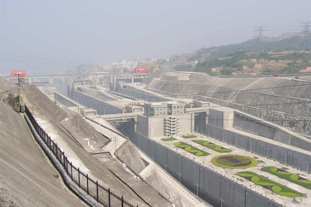 <p><span style="color: #ffff00;"><strong>Üç Boğaz Barajı:</strong></span> Çin'in Hubei eyaleti, Sandouping kasabası yakınlarında bulunan, Yangtze Nehri üzerine kurulmuş dev bir hidroelektrik barajıdır. Yılda 22 bin 500 MW (megawatt) elektrik üretimiyle şu anda dünyanın en büyük güç istasyonudur. Tesisin bir başka fonksiyonu nehirin devam eden bölümlerinde oluşabilecek selleri önlemektir. Buna rağmen, baraj önemli arkeolojik alanları sel basmasına ve 1,3 milyon insanın ikamet ettikleri yerleri değiştirmesine neden oldu</p>