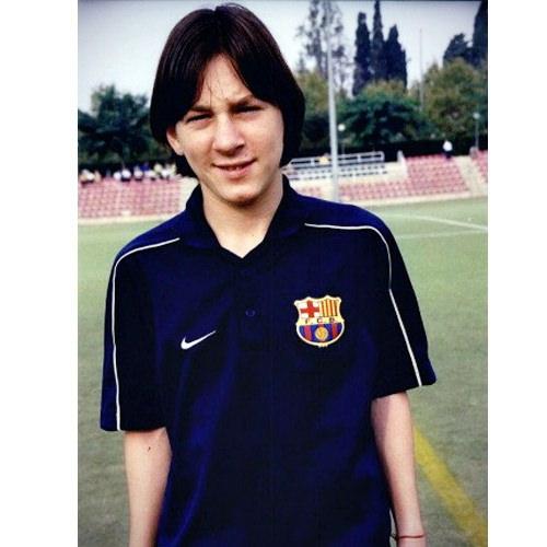<div>Aslında Barcelona krizdeydi. Luis Figo, Real Madrid'e kaptırılmış, takım kötüydü. Messi iyiydi, ama o dönemde 13 yaşında bir çocuğu hem de Arjantinli bir oyuncuyu almak büyük bir riskti.</div>
<div> </div>
