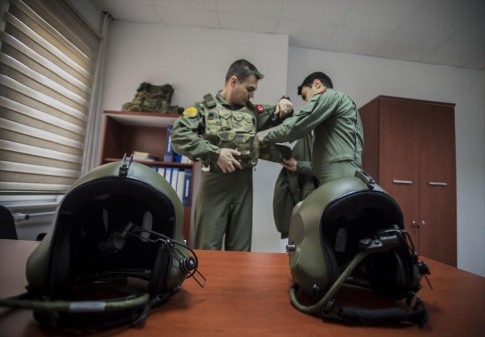 <p>T-129 ATAK, 5 palli ana rotor, güçlü motoru, yeni nesil hedef tespit sistemi, entegre kask sistemi, etkin ve özgün silah teknolojisi, sayısal kokpit mimarisi, görev bilgisayarları ile gelişmiş uçuş ve atış kontrol istemleriyle öne çıkıyor. </p>
