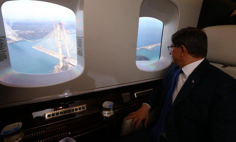 <p>Başbakan Ahmet Davutoğlu helikopterle 3. havalimanı inşaatını hakkında bilgi aldı ve basın mensuplarının sorularını yanıtladı.</p>

<p> </p>
