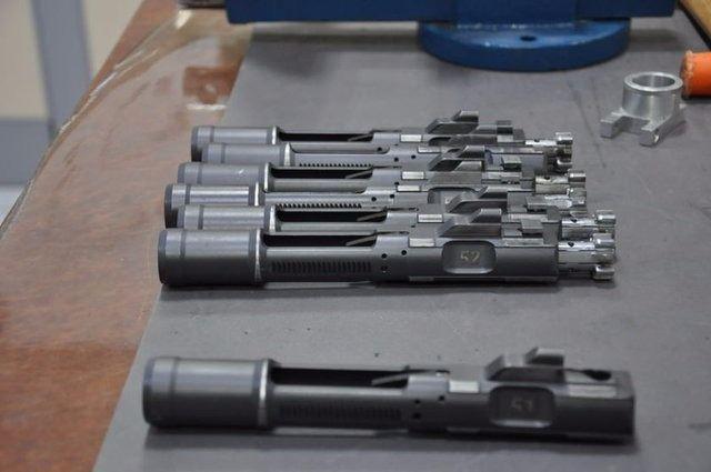 <p>"Dünyanın en iyi alev gizleyenine sahip"<br />
Selim İyiiş, Savunma Sanayi Müsteşarlığının modern makineli tüfek projesinin de fabrikaları tarafından yürütüldüğünü söyledi. Geliştirilen makineli tüfeğin ağırlığının 8 kilogram olduğuna dikkati çeken İyiiş, silahın iki hareketli olarak tabir edilen tam mayonlu sisteme sahip olduğunu aktardı.</p>
<p> </p>