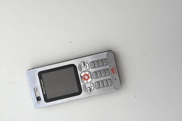 <p><strong>Sony Ericsson W880 (2007)</strong><br />
Bu model Sony'nin efsanesi Walkman ile telefonu bir araya getirmesiyle listeye girdi.</p>

