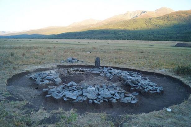 <p>Kazılarda elde edilen bulguların değerlendirilmesi amacıyla T&uuml;rk d&uuml;nyasının &ouml;nde gelen tarih&ccedil;i ve arkeologlarının katılımı ile "Altın Beşik Altay" Uluslararası Semineri d&uuml;zenlendi. Karakaba Vadisi'nde T&uuml;rk ve Altay k&uuml;lt&uuml;r&uuml;nde kutsal mezar ve t&uuml;rbe anlamına gelen kurganların olduğu ve kazıların yapıldığı alanda kurulan &ccedil;adırlarda bulgular &uuml;zerine incelemeler yapıldığı anlatıldı.</p>
