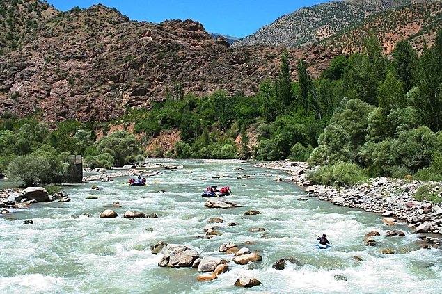 <p><strong>Çoruh Nehri’nde rafting yapın</strong><br />
<br />
Dünyanın en büyük nehri bizim sınırlarımız içerisinde. Evet, Çoruh Nehri. Aynı zamanda dünyanın en hızlı akan nehirlerinden biri.</p>
<p> </p>
