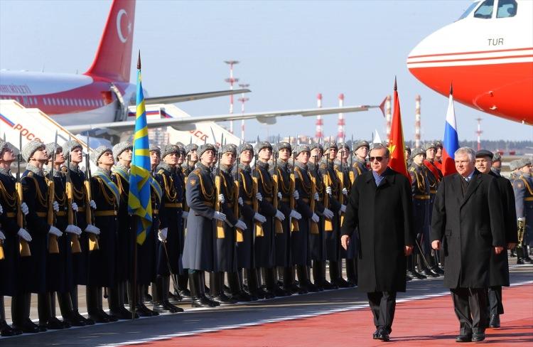 <p>Cumhurbaşkanı Erdoğan'ı, Moskova Vnukovo-II Havalimanı'na gelişinde, Rusya Federasyonu Dışişleri Bakan Yardımcısı Aleksey Meşkov, resmi törenle karşıladı.</p>

<p> </p>
