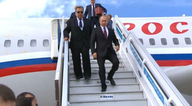<p><strong>ALİYEV ANTALYA'DA</strong><br />
Japon Başbakanı Abe ilk gelenlerden biriydi. Dün ise Azerbaycan Cumhurbaşkanı İlham Aliyev ile eşi Mihriban Aliyeva Antalya'ya geldi. Cumhurbaşkanı Aliyev'e, yöresel kıyafetli iki çocuk çiçek verdi.</p>